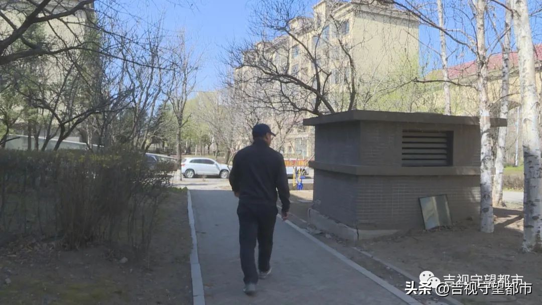 男子捡到太岁天天喝水,记者在河边采访村民捡到太岁