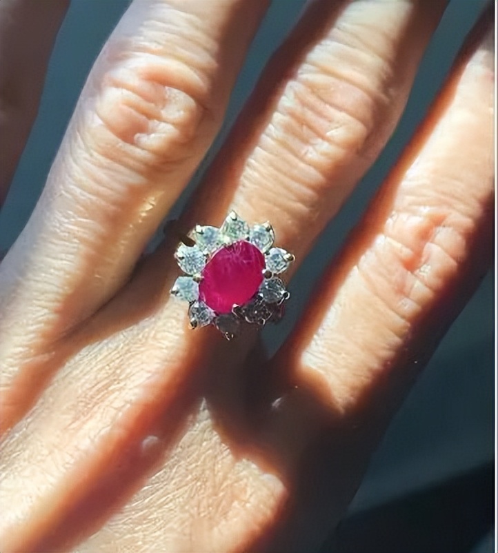 羡慕英王室“传家宝”数不胜数？学会这几招，你的珠宝盒也能常戴常新