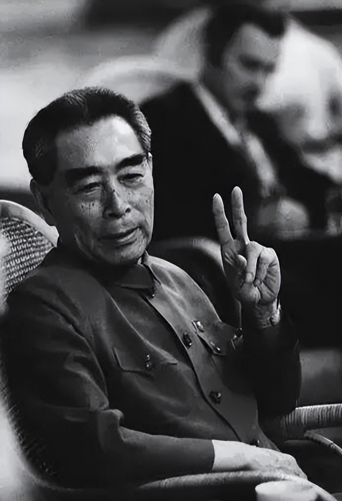 乔冠华到底有多强？联合国大会仰天大笑，毛主席：一文顶两坦克师