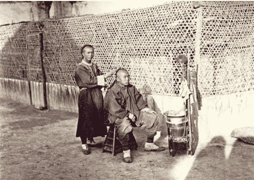 女子穿日军军服拍照被抓,女子身着日本侵华军装露脸