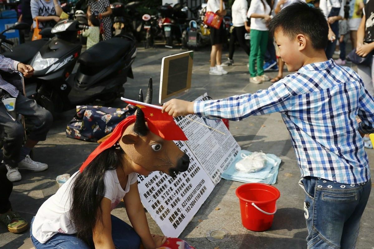 女孩街头扮牛乞讨救父是哪里的,15岁少女街头扮牛救父怎样感叹