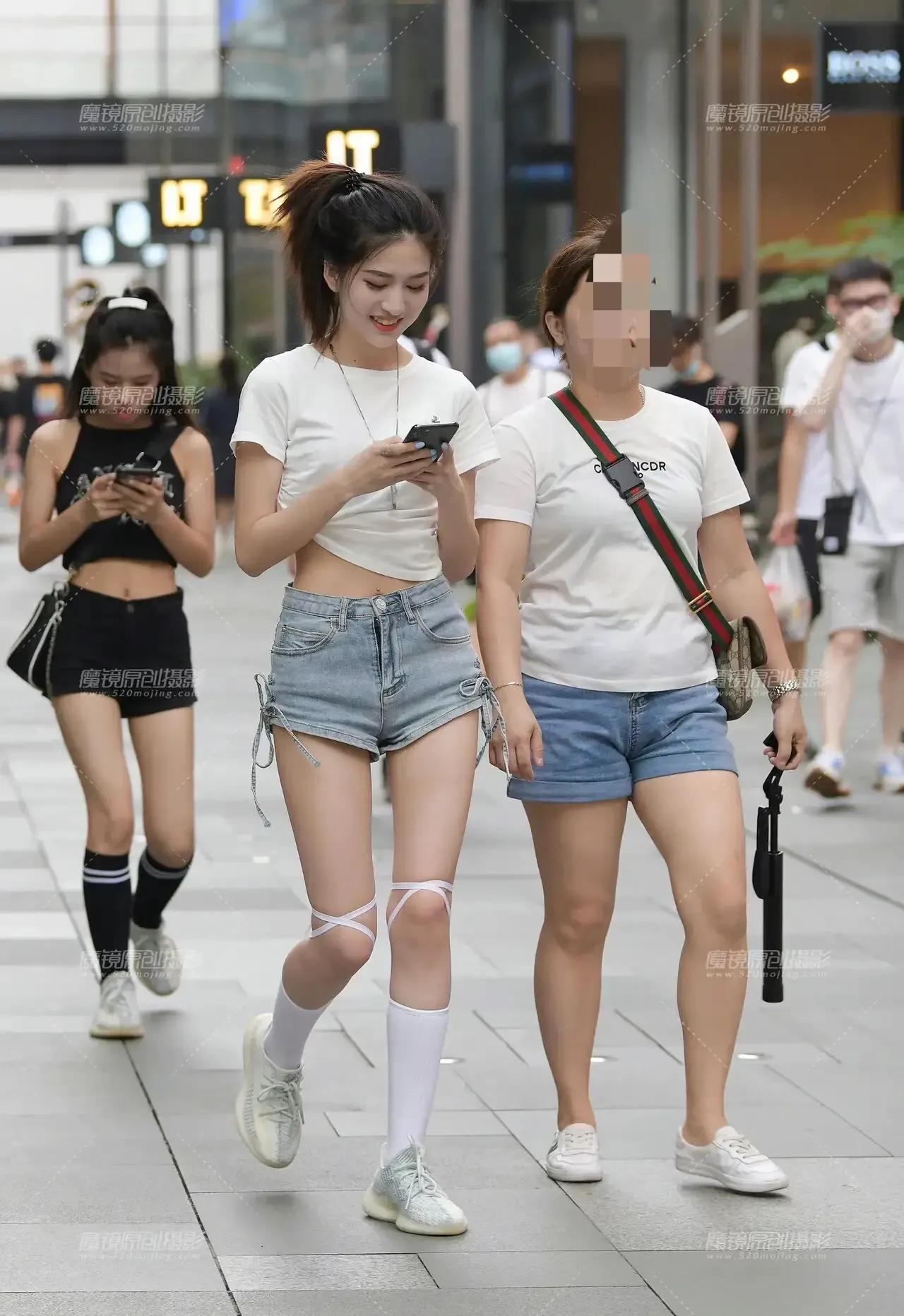 非主流街拍女生照片,街拍俏皮可爱的图片