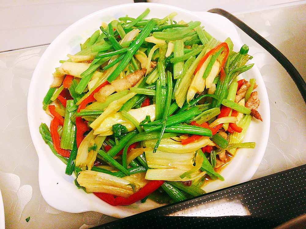 闺蜜来我家花五十元做了三菜一汤,闺蜜来家里做三菜一汤