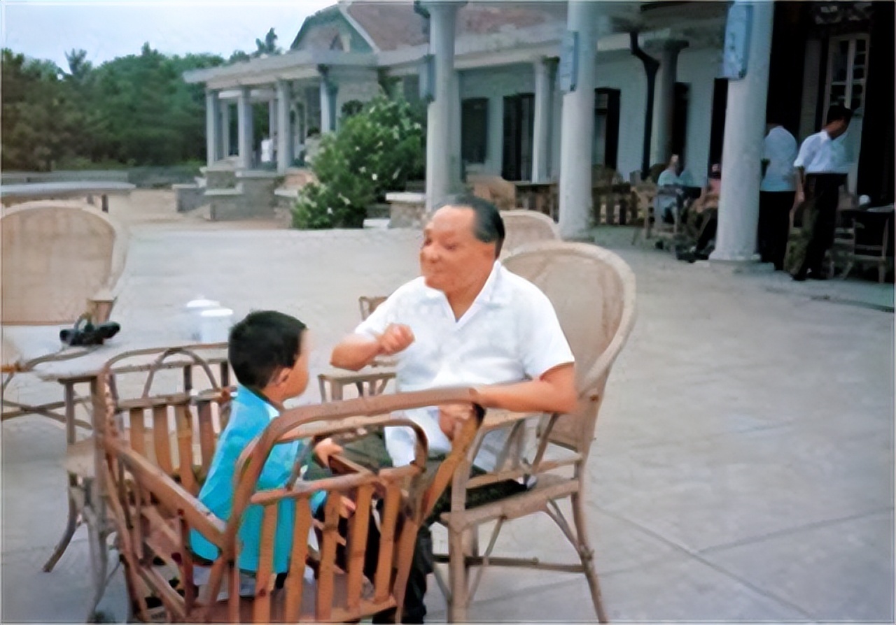 1988年全国人大会议上，有人给*小平邓**递纸条：小平同志请不要吸烟