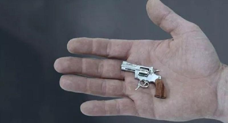 厦门一男子因贩卖枪型钥匙扣被抓,男子售卖钥匙扣