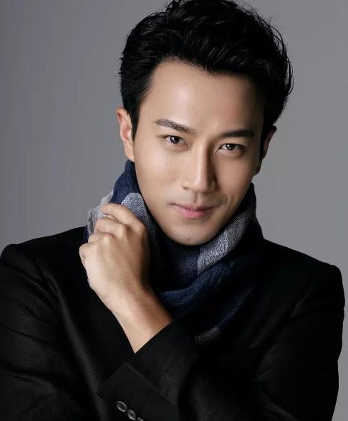 割完单眼皮就好事不断的6位港星，成龙脱胎换骨，甄子丹迅速起飞