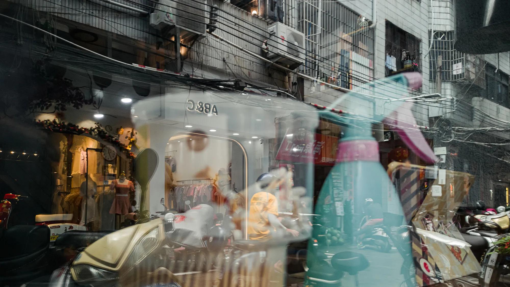 老巷的橱窗,橱窗里的街景