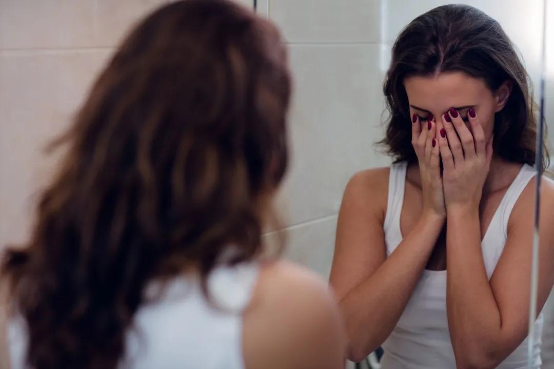 天气一冷就流眼泪怎么治疗,天气一热就爱流眼泪怎么回事