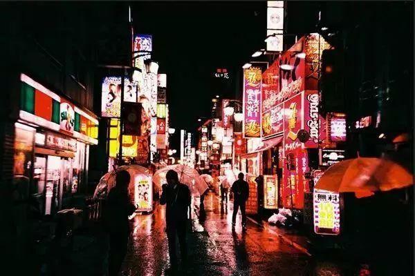 日本女子夜晚街头揽客,日本街头70岁的大妈