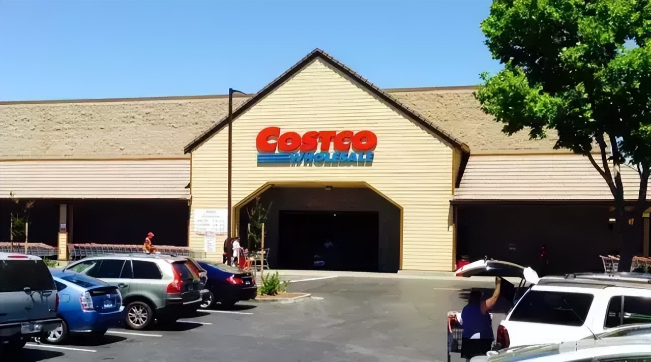 把随手丢弃的购物小票变成孩子们最珍贵的礼物，小镇因他而感动