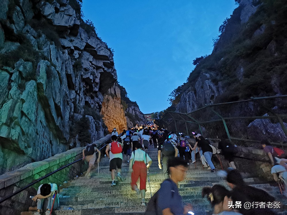 泰山看日出旅游攻略山上住宿,五一爬泰山哪个地方看日出最好