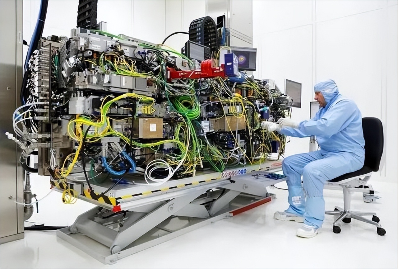 光刻机比飞机发动机难造,光刻机比原子弹难造吗