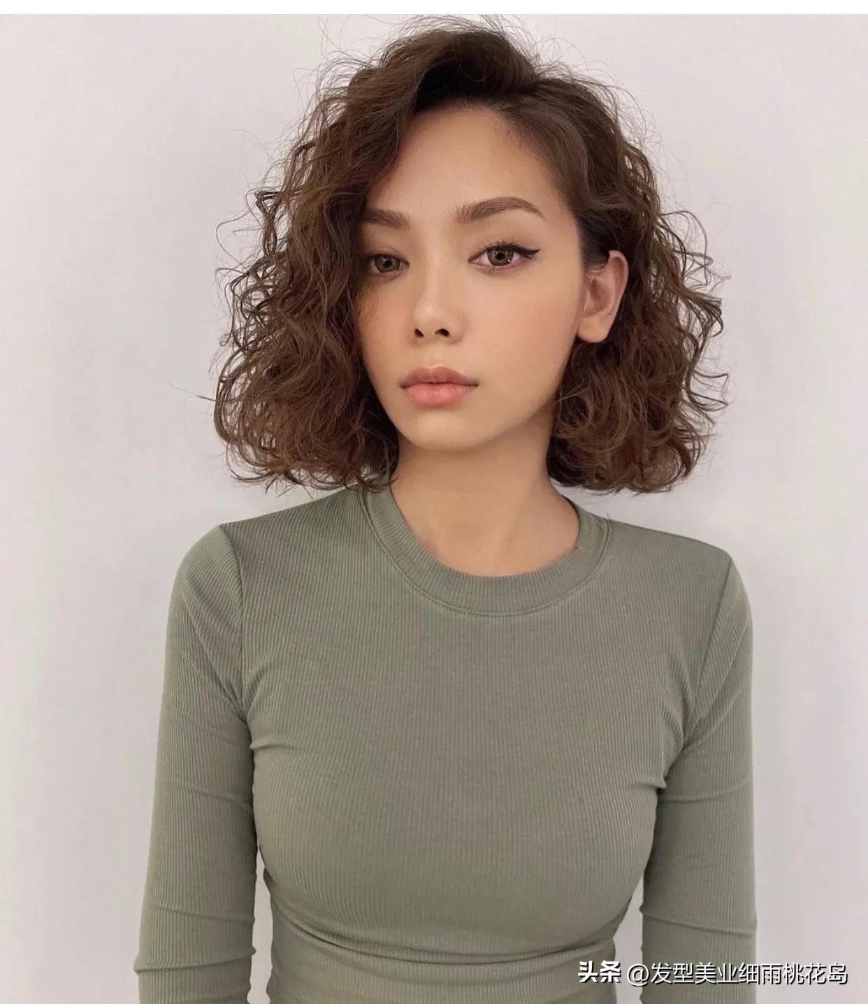 30岁洋气的超短发满头烫小卷,洋气全烫短发满头小卷