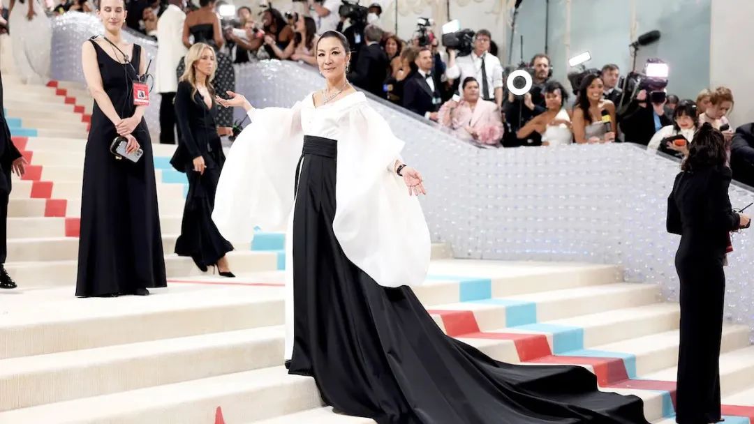 拖把头、海底生化人穿搭，美国这最受瞩目的一夜，如“群魔乱舞”