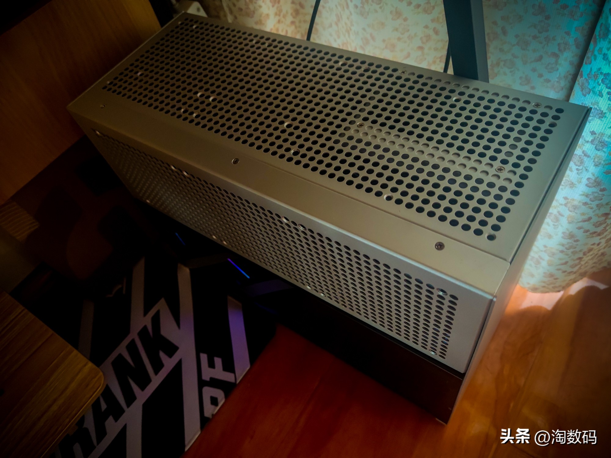 双主机双屏视频接口不够用？￥29块钱DP1.4一转二分线器晒单简评