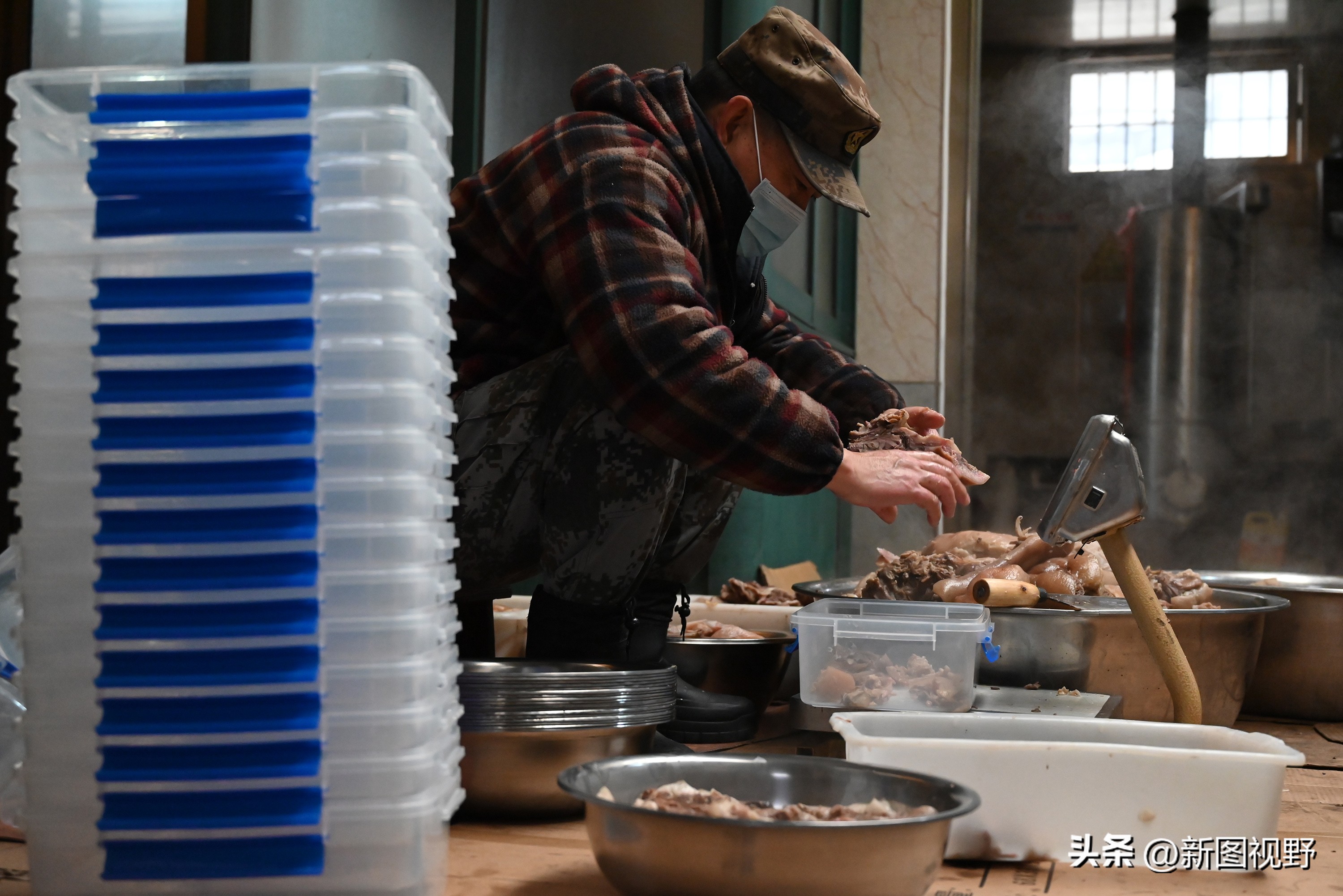 农村夫妻秘制“下酒菜”，4个月卖掉5000多个猪头，进账100多万元