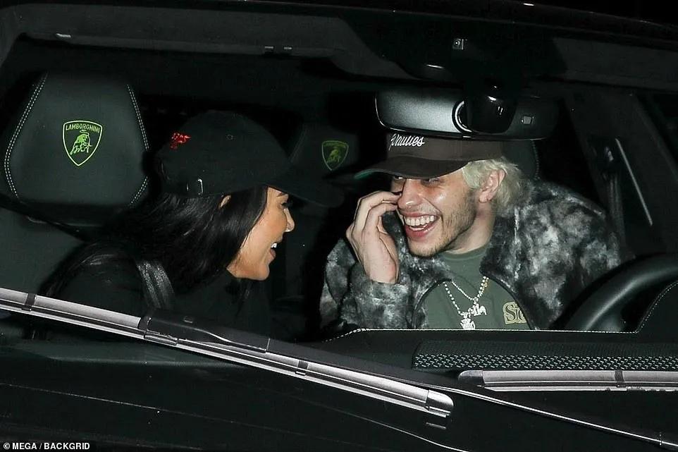 卡戴珊与侃爷撒狗粮,卡戴珊久违晒侃爷