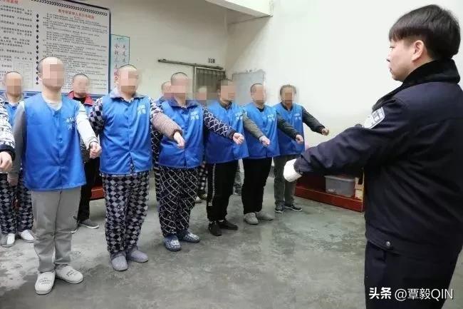 看守所里的犯人需要整天戴手铐吗,看守所里的犯人要家属付生活费吗