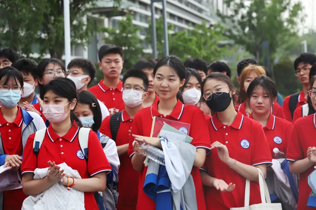 刚刚，青岛5万多勇士霸气走进战场！少年，此去何求？夺盛名、拔头筹、争魁首、独占鳌头！