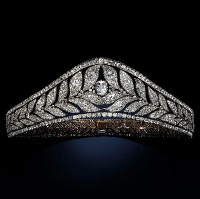 英国皇室最大的两顶王冠,英国最重的王冠