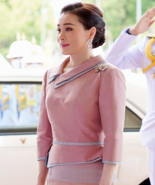 苏提达珠宝越来越奢华，佩戴黑珍珠闪耀全场，华裔王后就是端庄