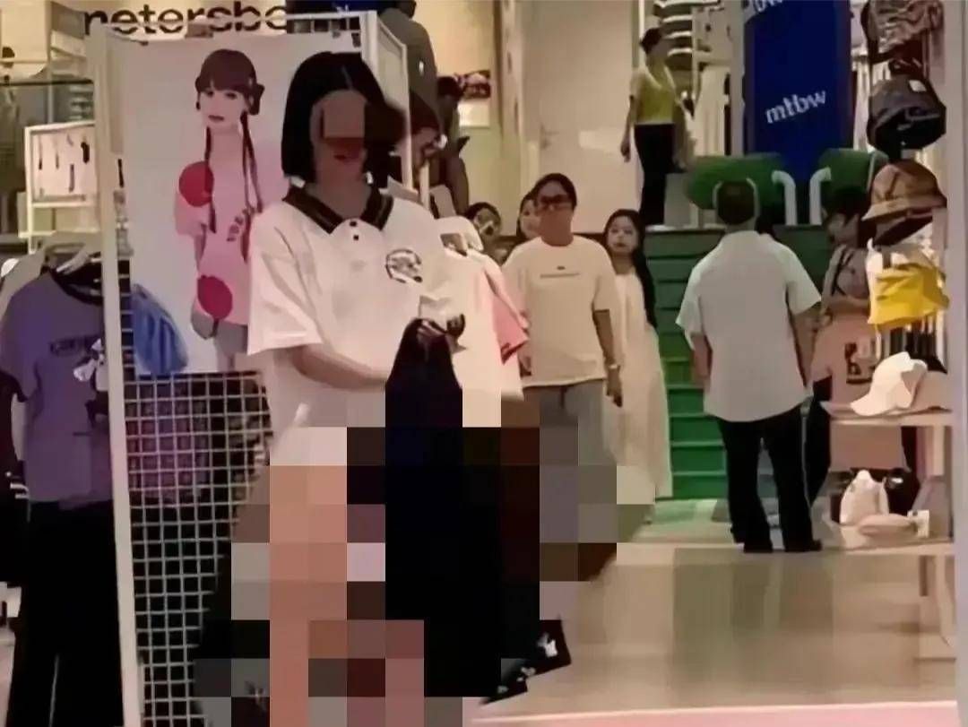 长沙街头女子因男友不买衣服,长沙一女子骂街