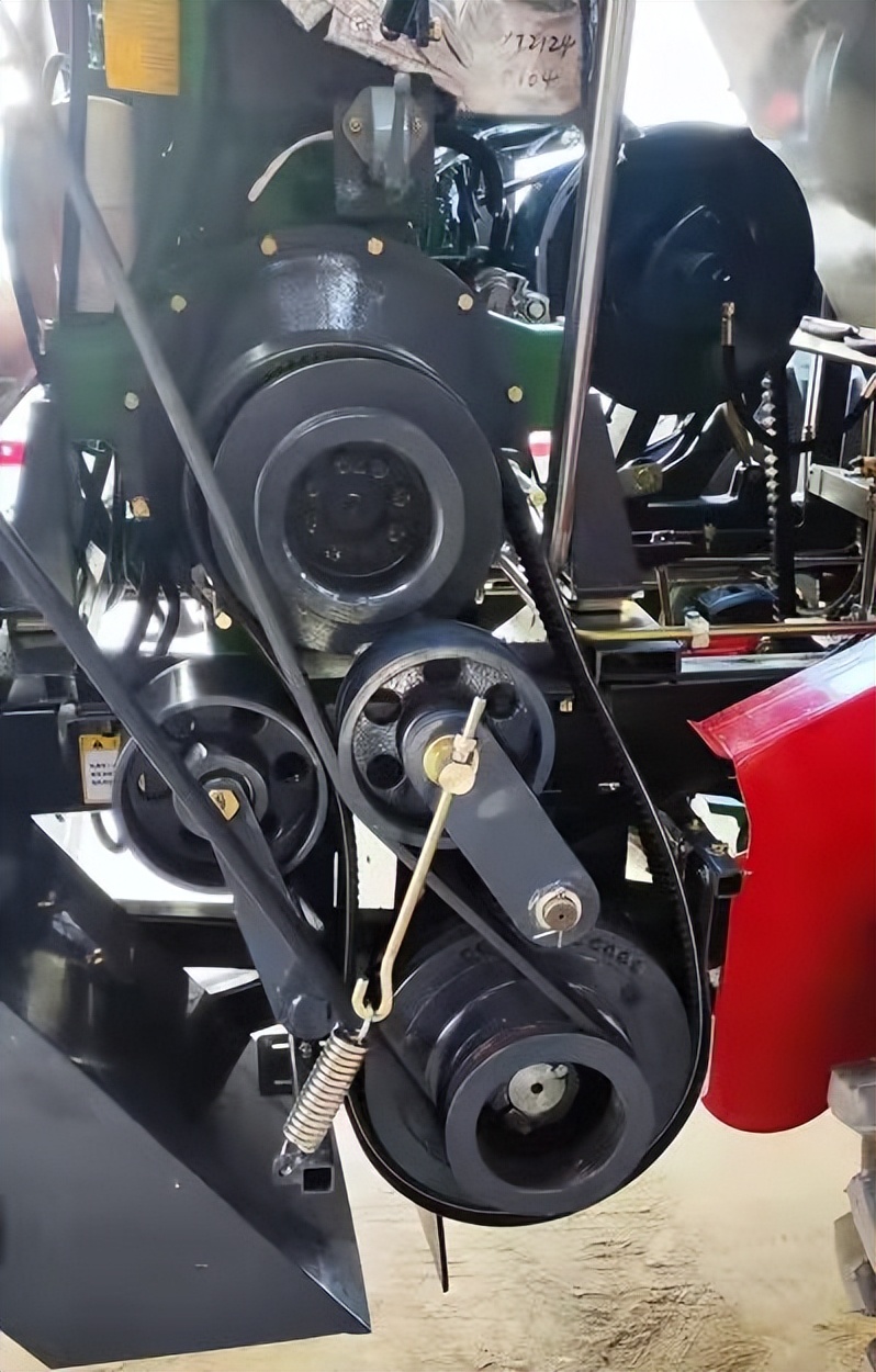 玉米收割机发动机皮带咋换,玉米收割机皮带