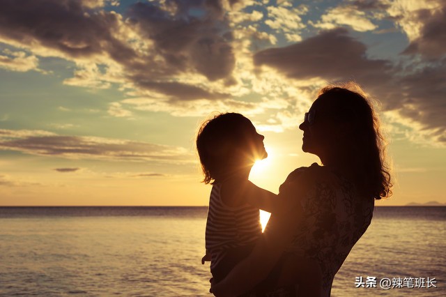 单亲妈妈吸毒被关戒毒所，3岁*女幼**活活饿死家中；涉事民警获刑