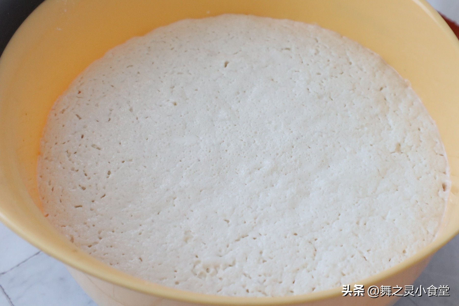 用牛奶和米粉做蛋糕,用米粉做蒸糕不加牛奶和鸡蛋