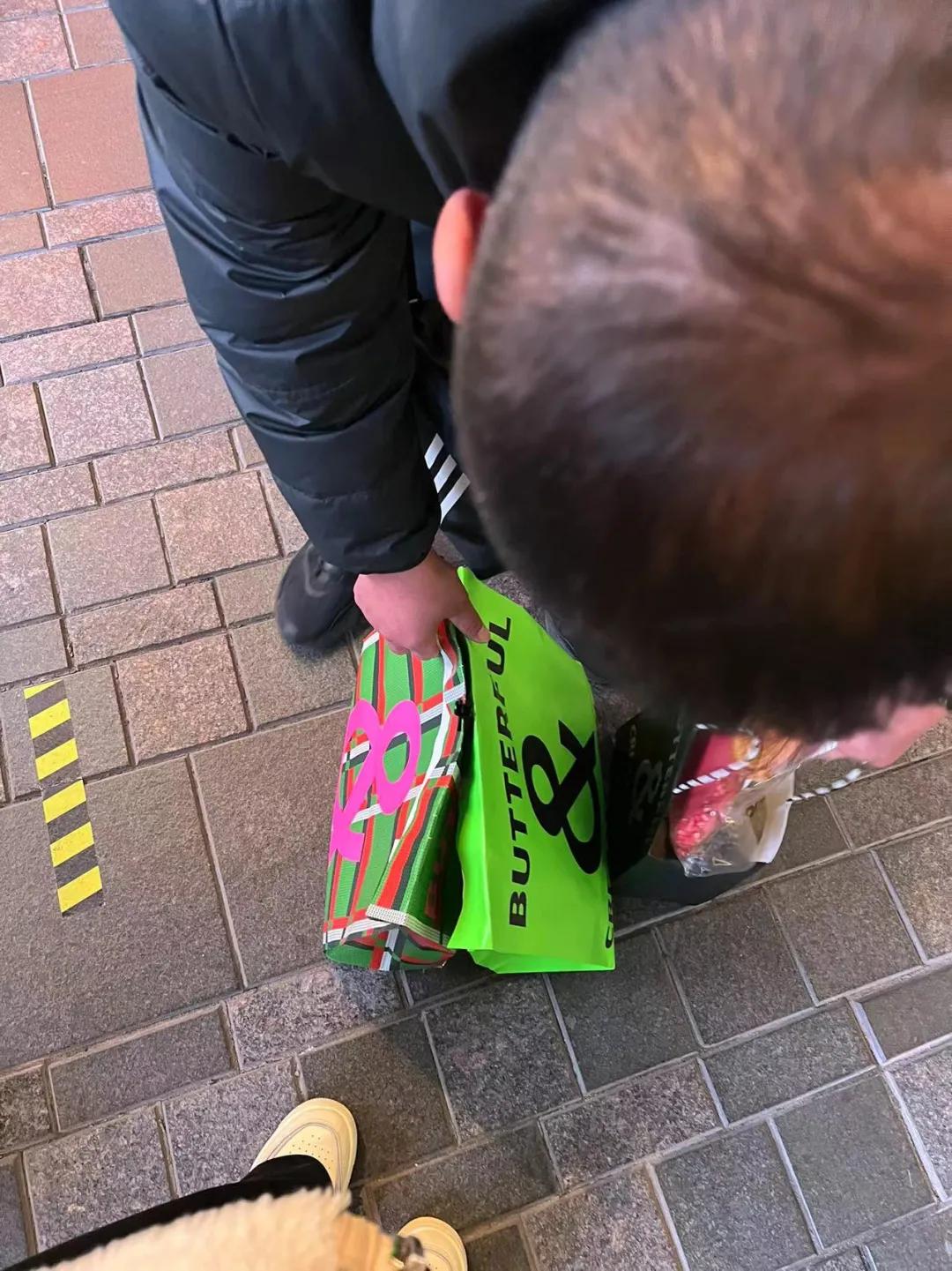 在三里屯BC排长队，一袋面包黄牛卖我200块