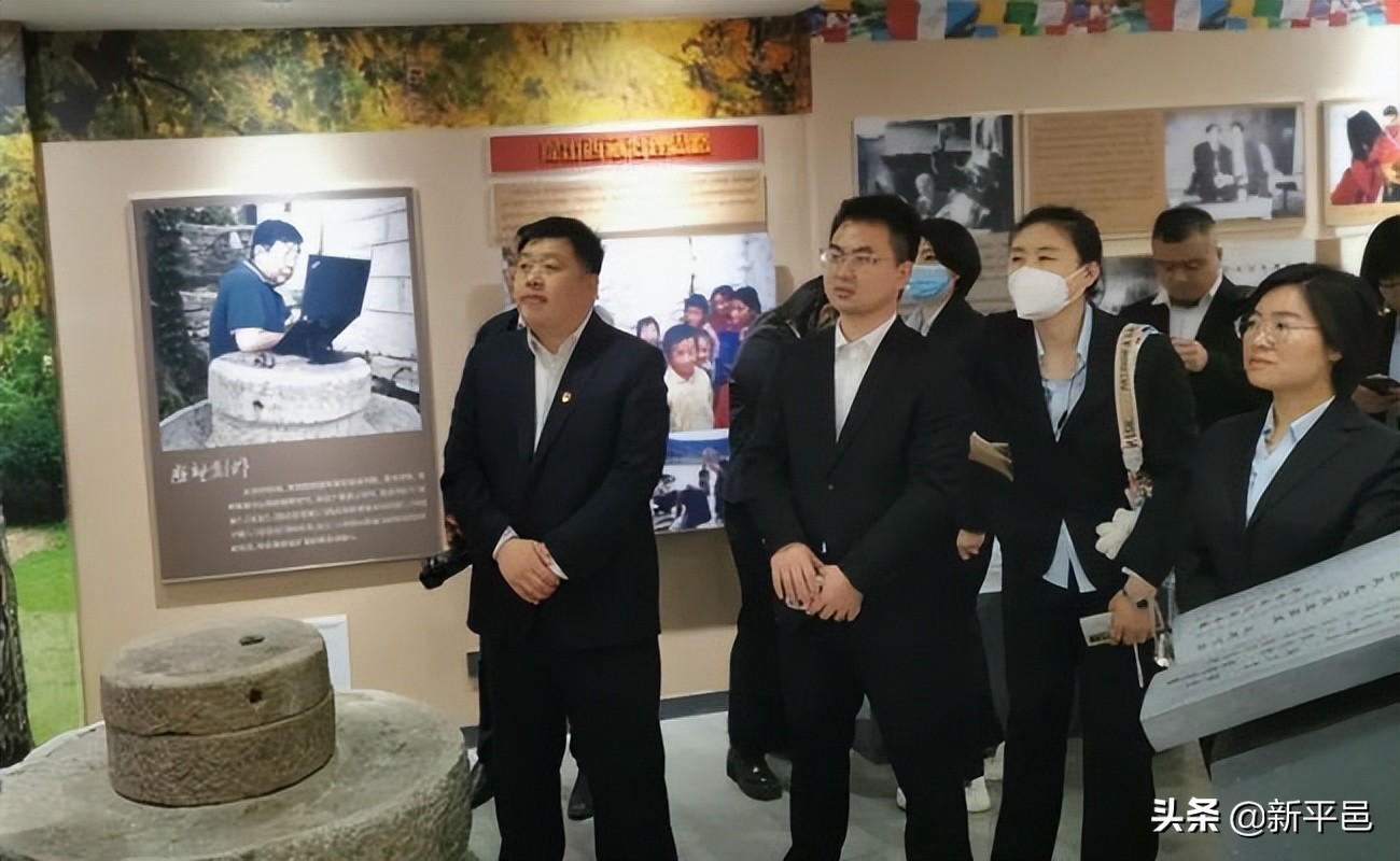 一个记者和小说家视频,一个记者采访一个农民的故事