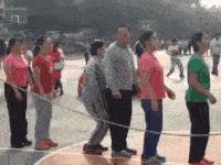 大街上看到的一幕万万想不到,大街上的一幕视频