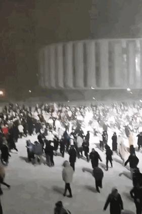 在东北打雪仗总是来得猝不及防,东北打雪仗玩的是雪吗