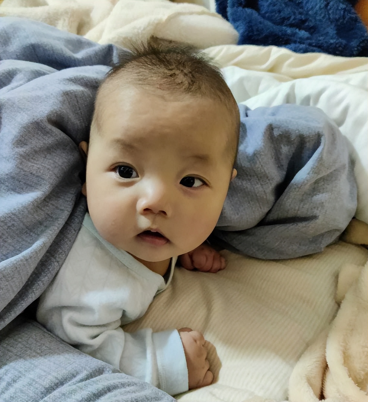 刚出生的宝宝睡觉缺乏安全感爱哭,新出生的婴儿睡觉怎么才有安全感