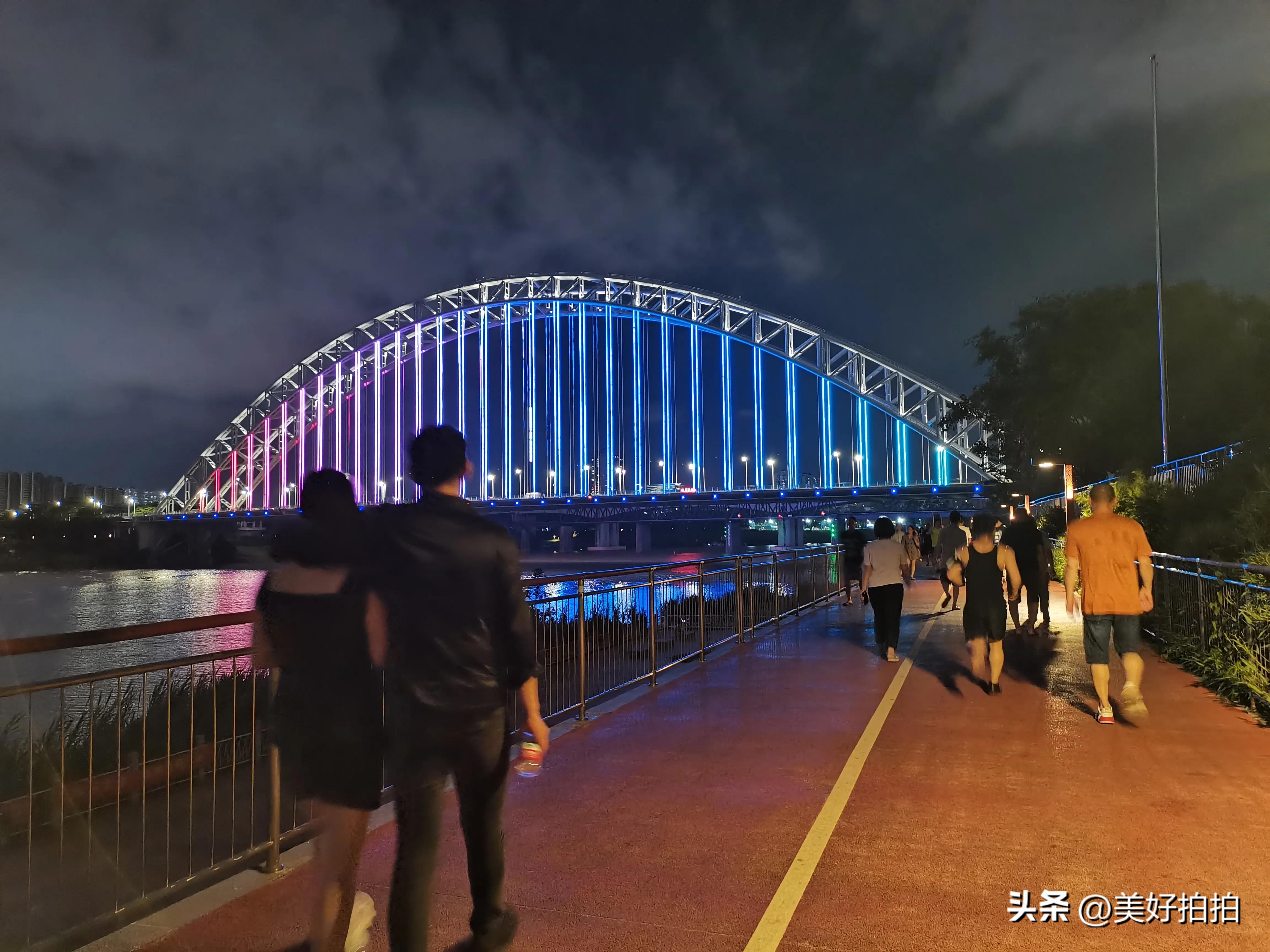 邕江边尽情放松,夜晚邕江边吹吹风