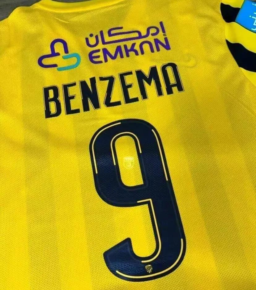 6千万粉丝见证9号黄金霸王龙：成功签约吉达联合，年薪比肩C罗！