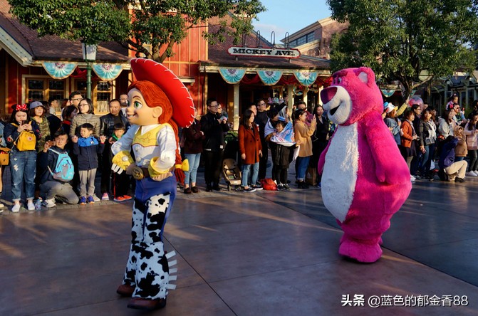 周末白相里的一张床、一群朋友、暴走于迪士尼乐园