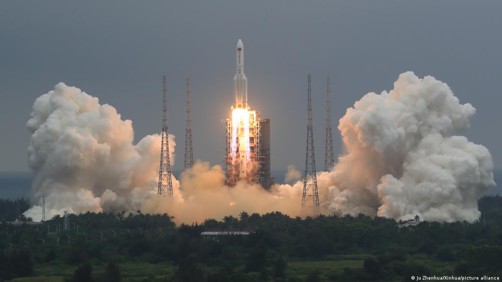 外媒：中国又犯同样错误？被带偏的网友问长征5号是否有离轨装置