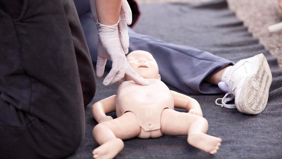 宝宝刚出生心跳有点低,婴幼儿心跳呼吸骤停出现哪些表现