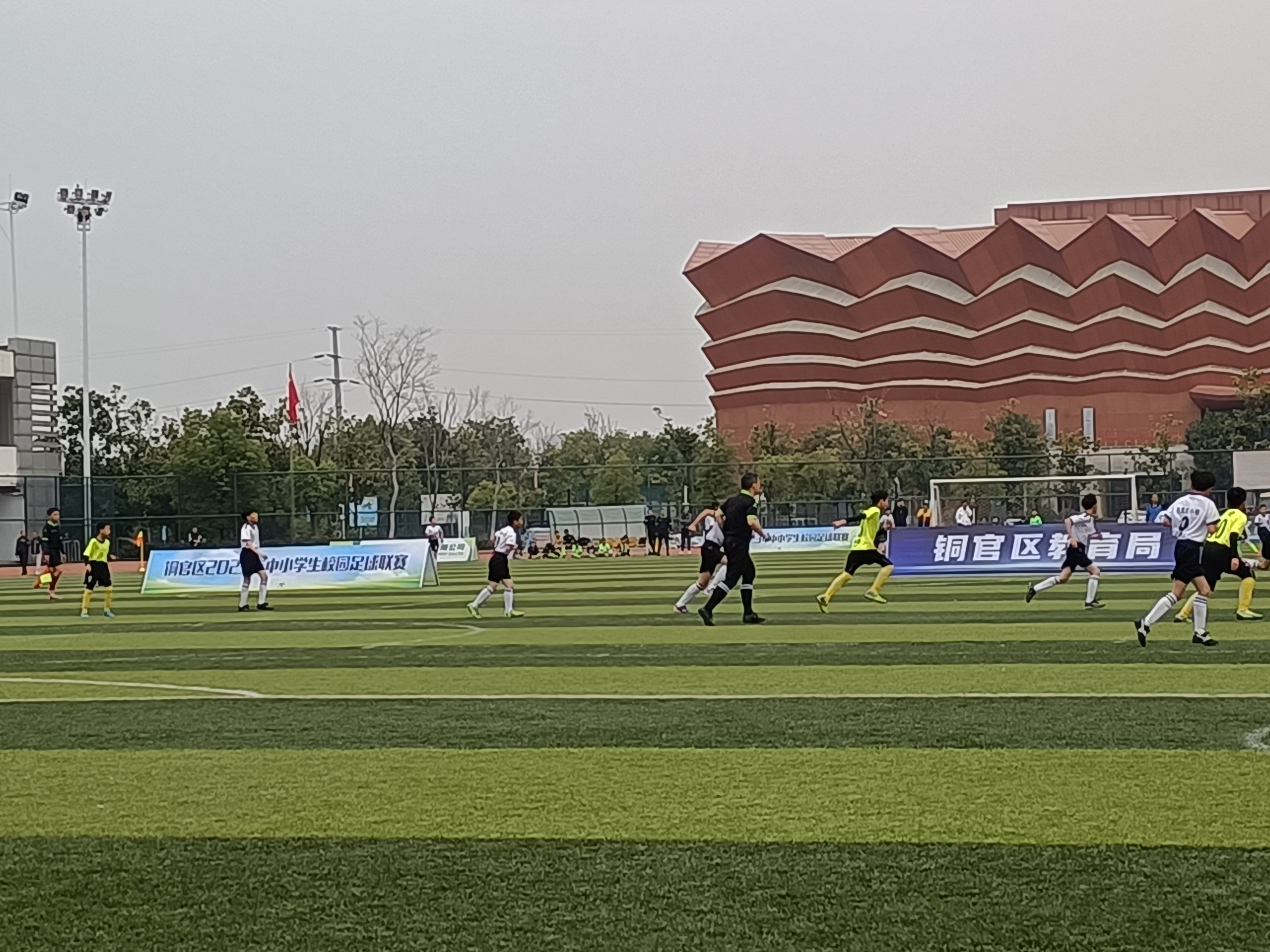 学校足球联赛捷报,小学足球联赛获得双冠