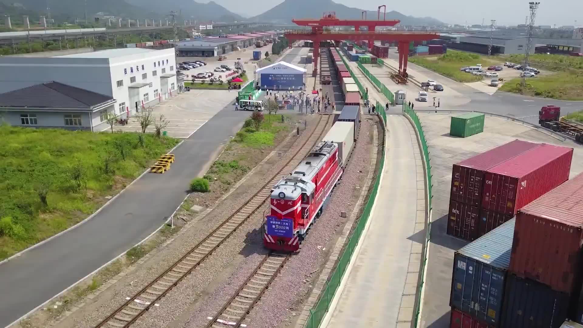 一公司买车并取得铁路提单，向中外运公司提货被拒，原因是什么？