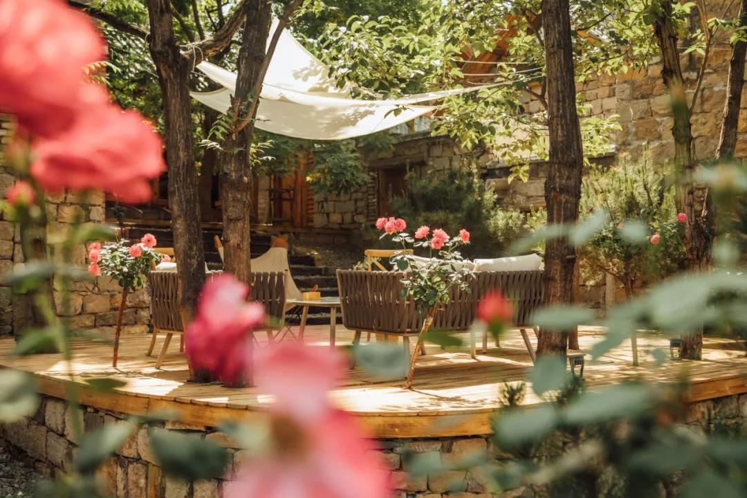 神仙眷侣辞掉高薪工作，爆改废弃山谷，悬崖高空造无边恒温泡池