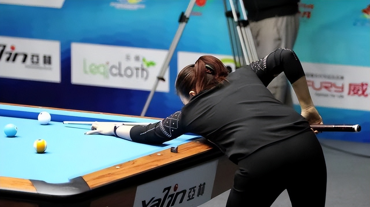 台球女神美貌不输潘晓婷,台球女神一杆清台