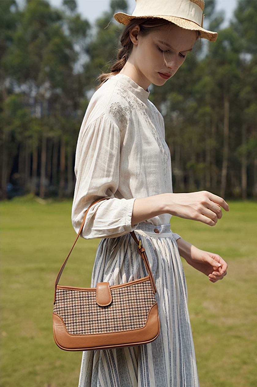 虞书欣同款双肩包平价,虞书欣10元包