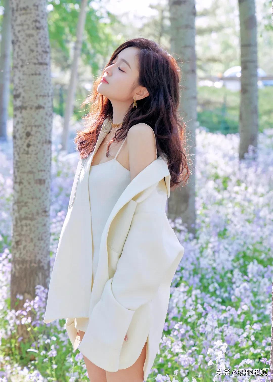 吴宣仪白色露背吊带长裙,吴宣仪白色吊带长裙造型写真