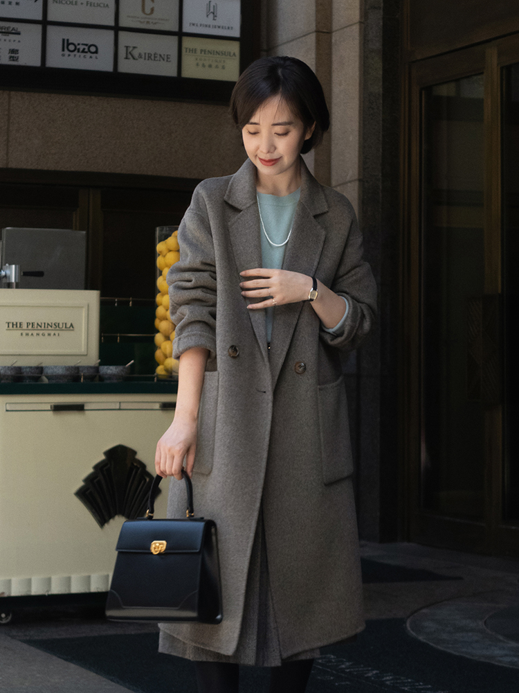 今年最实用的大衣穿搭技巧,牛仔拼接假两件针织衫搭配大衣