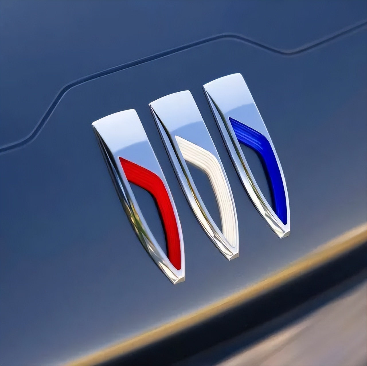 奥迪发光车标夜间效果,奥迪rs5发光标