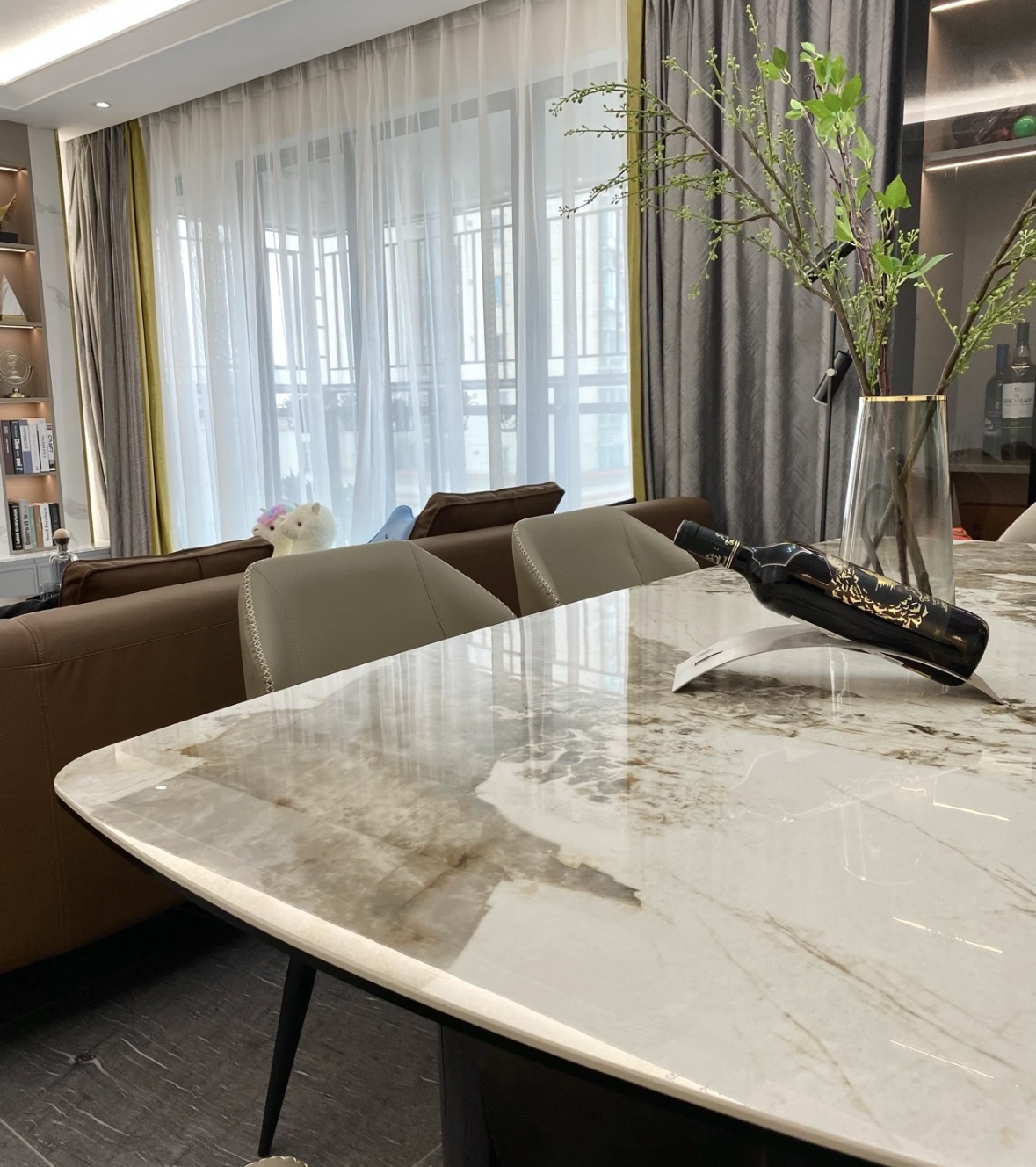 各种样式的岩板餐桌,实木餐桌和岩板餐桌效果图对比