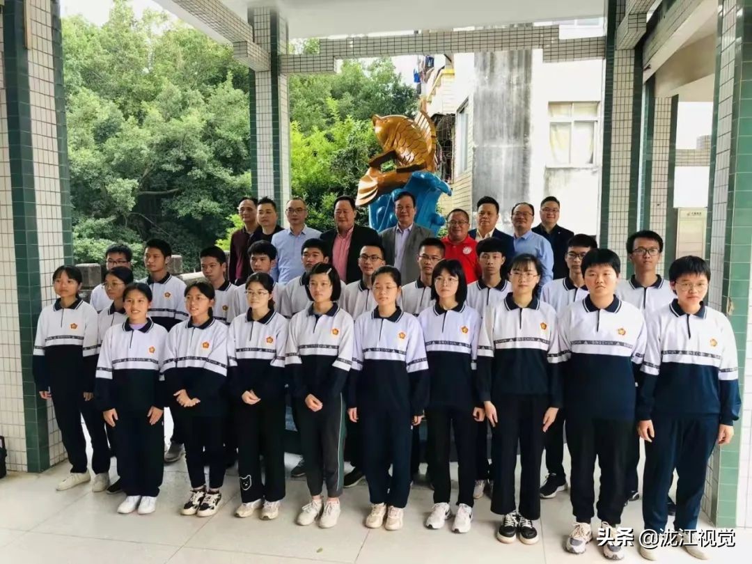 广东罗定：罗定中学“鱼跃龙门”“师恩如山“雕塑揭幕仪式