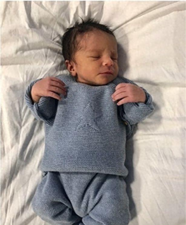 英首例女同性恋夫妇实现“共享母体”，在各自的子宫共孕育一婴儿